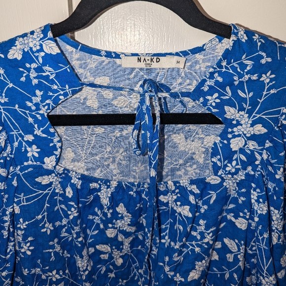 NAKD blue floral blouse with scalloped square neckline and balloon sleeves - Picture 3 of 5